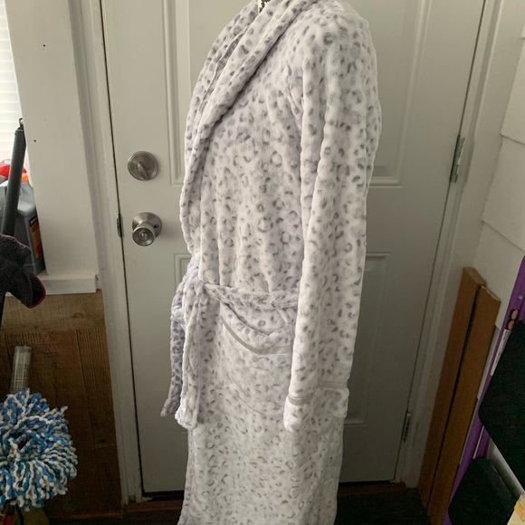 Jessica Simpson Robe - Picture 3 of 6